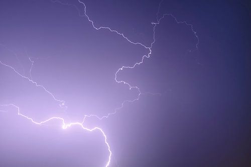 Meerdere blikseminslagen tijdens een zware onweersbui