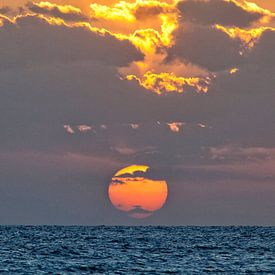 Zonsondergang aan zee van Ruth de Ruwe