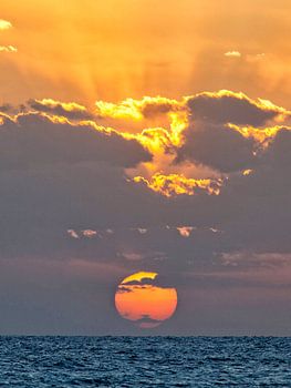 Zonsondergang aan zee