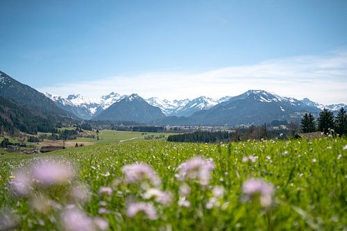 Lente met sneeuw in de Allgäuer bergen en uitzicht op Oberstdorf