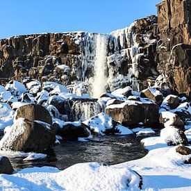 Winterlicher Wasserfall in Island von Mickéle Godderis