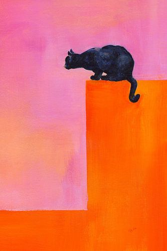 Schwarze Katze auf orangefarbener Mauer Hochformat von Karen Kaspar