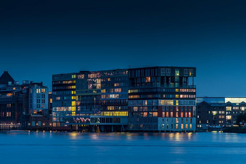 Silodam appartementengebouw in Amsterdam in avondlicht van Wim Stolwerk
