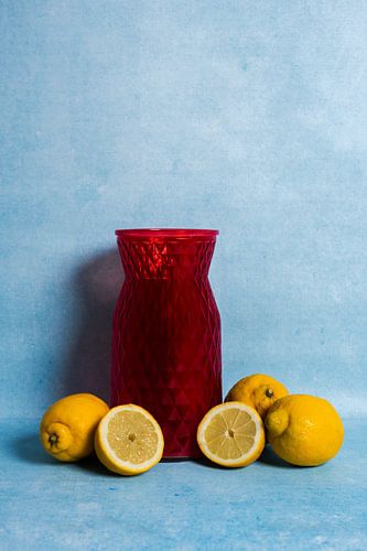 Nature morte moderne avec citrons et vase sur John van de Gazelle fotografie
