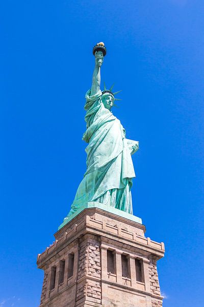 Vue rapprochée de la Statue de la Liberté sur un ciel bleu par Maria Kray