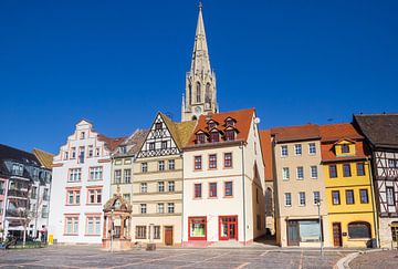 Marktplein met historische kleurrijke huizen in Merseburg van Marc Venema