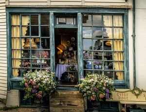 Eine blumengeschmückte Fensterbank  im gemütlichen England