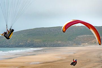 Kitesurfers aan de Normandische kust