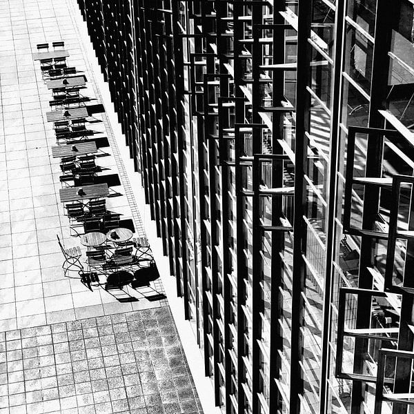 Terras aan achterzijde Bauhaus Schule Dessau van Raymond Wijngaard