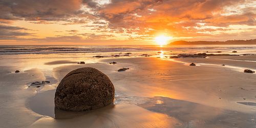 Moeraki Boulders at sunrise, New Zealand