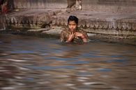 Badende vrouw in de ganges bij Varanasi India. Wout Kok One2expose van Wout Kok thumbnail