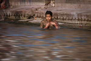 Badende vrouw in de ganges bij Varanasi India. Wout Kok One2expose van Wout Kok