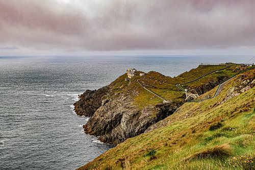 Ierland, Mizen Head, zicht op zee met uitkijkpunt.