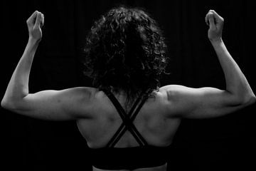 Fitness model Betuska (zwart/wit) van Micha Ploeger fotografie