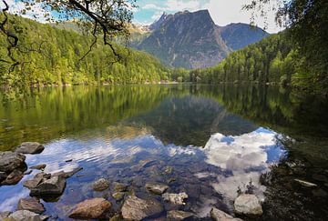 Spiegelung in einem Bergsee in den österreichischen Alpen