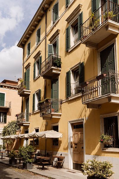 Pastellfarbene Straßen Verona, Italien von Meike Molenaar