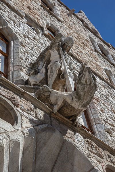 Tueur de dragon au musée Gaudi &quot;Casa de los Botines&quot; à Léon, en Espagne. par Joost Adriaanse