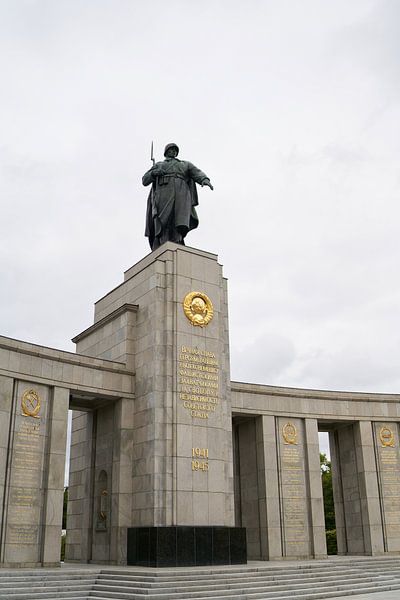 Soviet Memorial in the Tiergarten district of Berlin von Heiko Kueverling