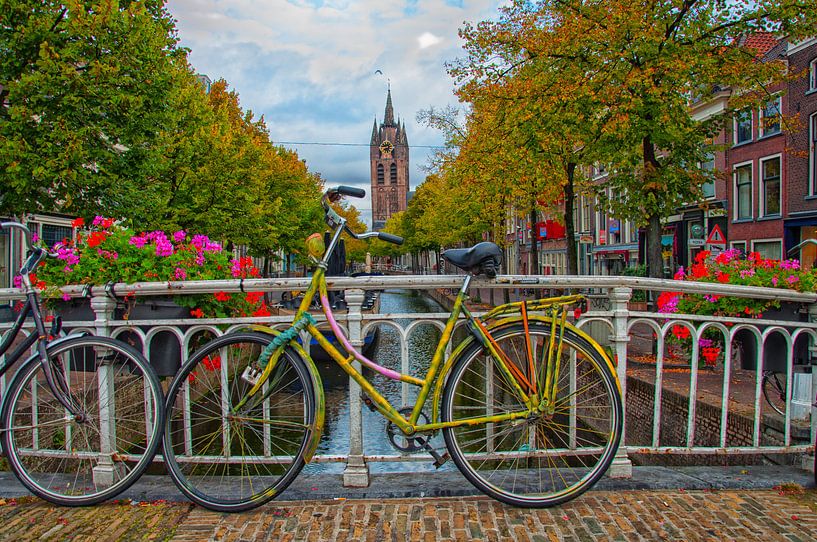 Radfahren auf dem Kanal in Delft. von Nicolaas Digi Art