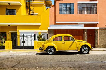 Oude gele VW Kever in Lima, Peru. van Ron van der Stappen