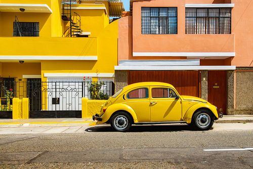 Oude gele VW Kever in Lima, Peru.