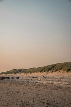 Stilte aan de Kust Zandduinen bij Zonsondergang Vlissingen van Femke Ketelaar