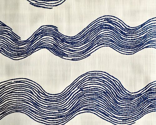 Stille in Bewegung - gestickte Wellen auf Leinen
