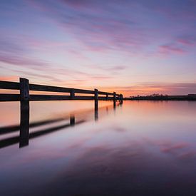 Het Veerse Meer in Zeeland tijdens een windstille zonsondergang met reflectie van Jolanda de Leeuw