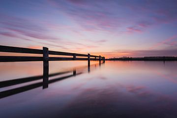 Het Veerse Meer in Zeeland tijdens een windstille zonsondergang met reflectie