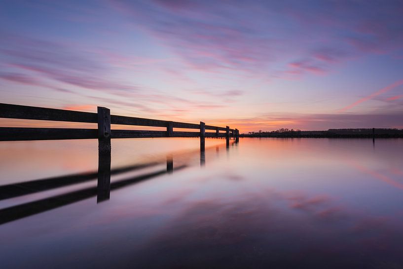 Het Veerse Meer in Zeeland tijdens een windstille zonsondergang met reflectie van Jolanda de Leeuw