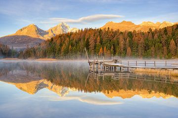 Ochtend bij het Stazer meer in het Engadin in Zwitserland van Michael Valjak
