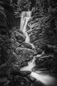 Les chutes d'eau du Triberg en noir et blanc sur Henk Meijer Photography