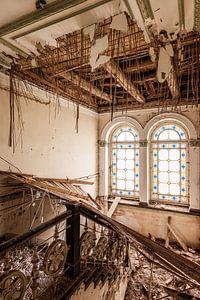 Lost Place - Escalier dans un château abandonné