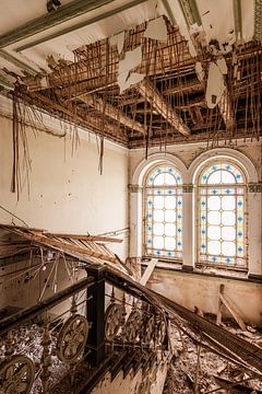 Lost Place - Treppenaufgang in einem verlassenen Schloss von Gentleman of Decay