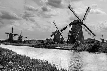 De oude windmolens op de Kinderdijk (z/w) van Stefan Verheij