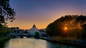 Ondergaande zon bij de Tiber en Sint Pietersbasiliek van Rene Siebring