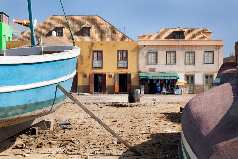 Boote am Strand von Sal Rei auf Boa Vista in Kap Verde von Peter de Kievith Fotografie