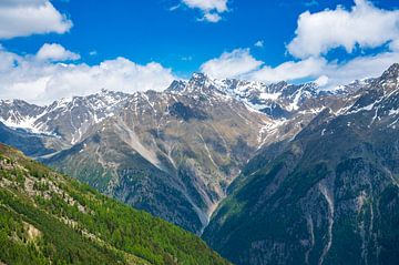 Uitzicht over het Ötztal in Sölden TIrol tijdens de lente