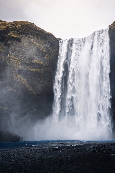 Skogafoss waterval in Ijsland van Mickéle Godderis