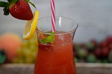 Aardbeiencocktail alcoholvrij met limoen en munt.