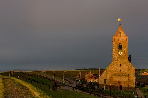 Kerk van Wierum in het avondlicht.