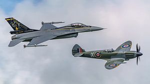 Vorbeiflug der Supermarine Spitfire und der General Dynamics F-16.