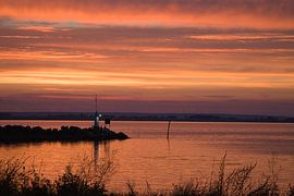 Leuchtturm im Hafen zum Sonnenuntergang
