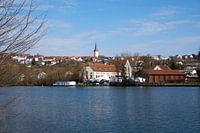 Klein dorpje met mooie kerk aan de rivier de Neckar met blauwe lucht