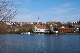 Kleines Dorf mit schöner Kirche am Neckar Fluss mit blauem Himmel von creativcontent