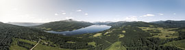 Weite Stille — Panorama über den norwegischen See Gjevillvatnet von Dylan Winter Visuals