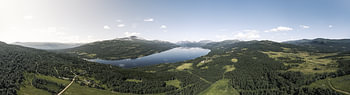 Noors natuur landschap - Horizontaal drone panorama over het Gjevillvatnet meer bij Oppdal