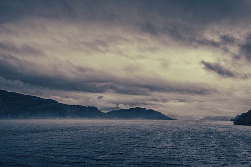 Urquhart Castle aan het beroemde meer Loch Ness in Schotland. Prachtig landschap in een rustige sfeer. Stilte, vrede en eenzaamheid.