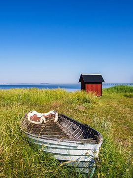 Boot en vissershut in Färjestaden op het eiland Öland in S van Rico Ködder