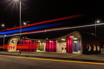 Transferium Hoogkerk met lichtspoor van een bus